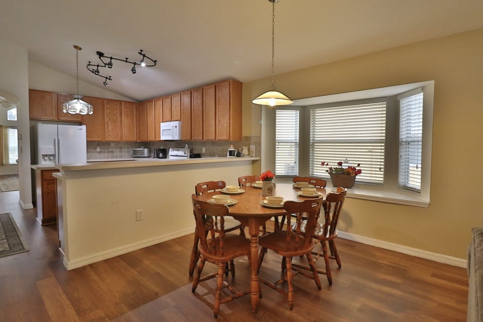 04_Dining_Table_1221.jpg