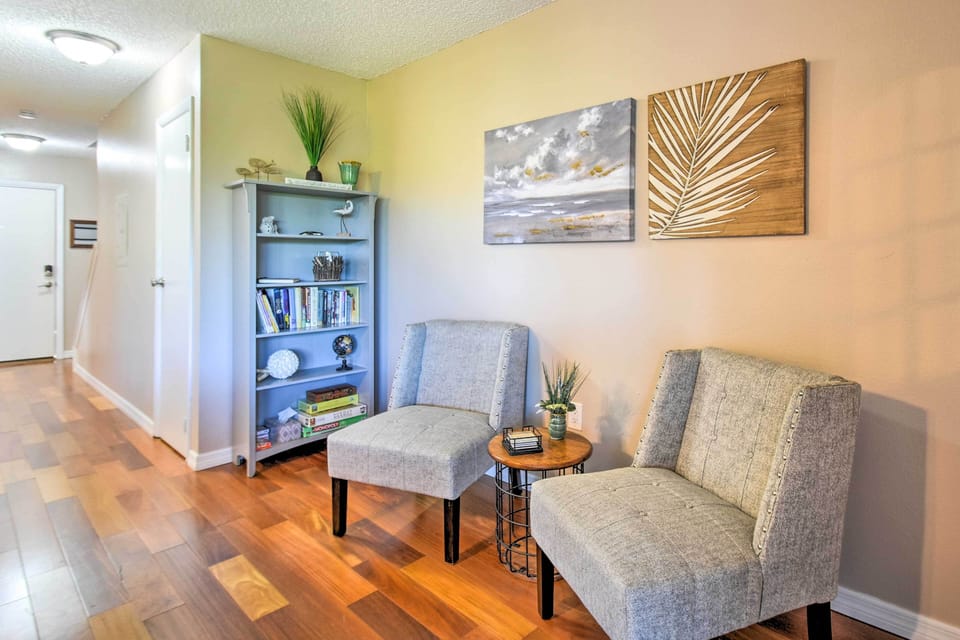 Sitting Area | Books & Games