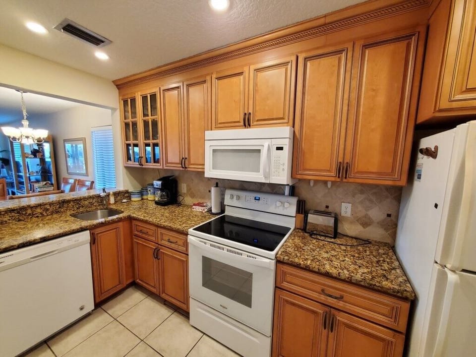 Condo, Multiple Beds, Balcony, Ocean View | Private kitchen | Fridge, microwave, oven, stovetop