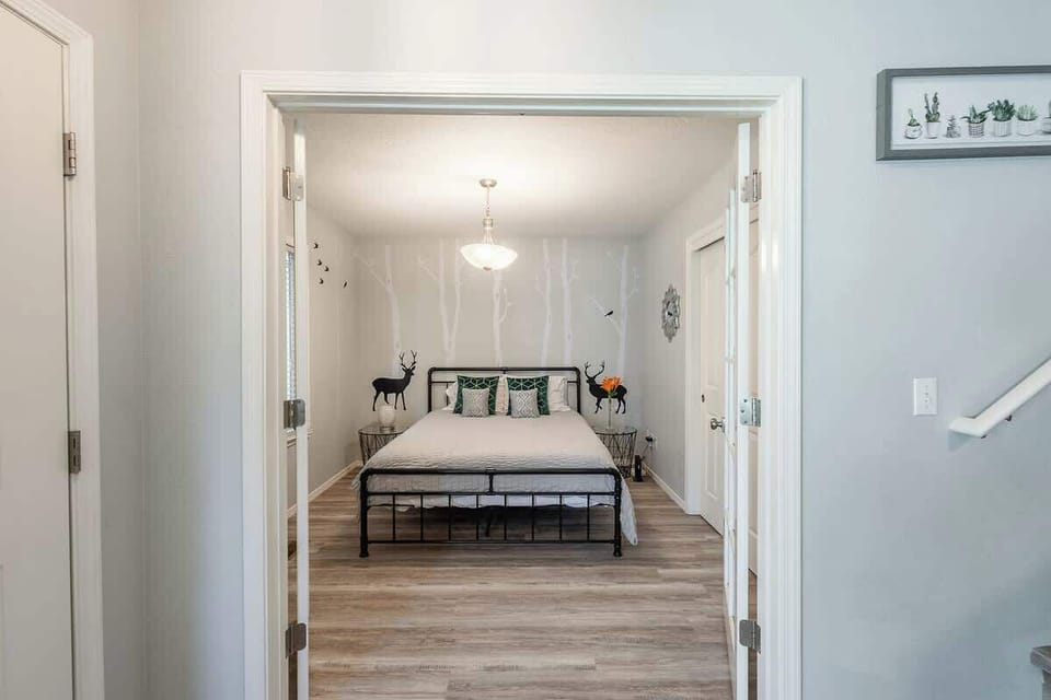 Downstairs BR1: Queen bed = 2