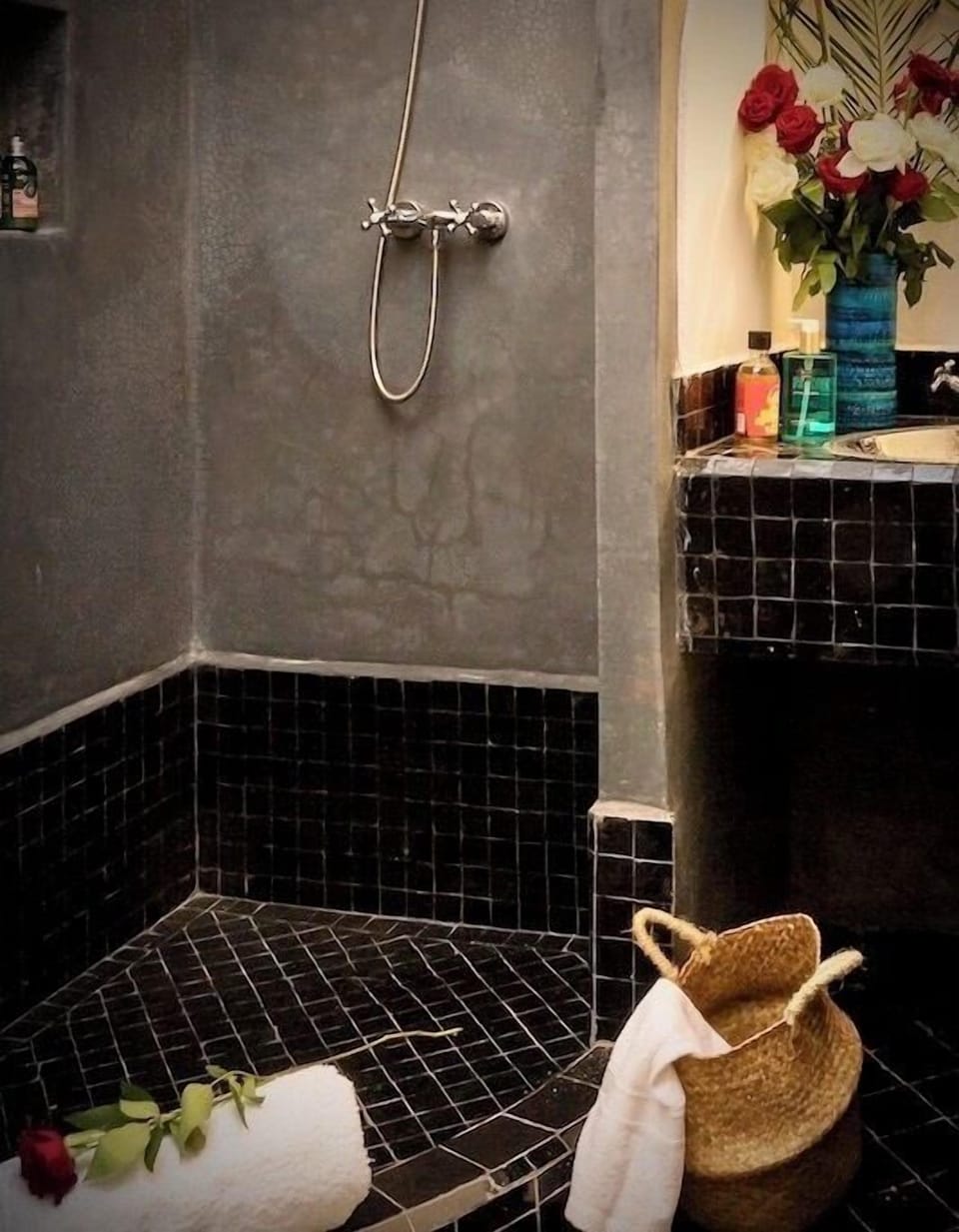 Double Room (The Black Room) | Bathroom | Shower, free toiletries, hair dryer, towels