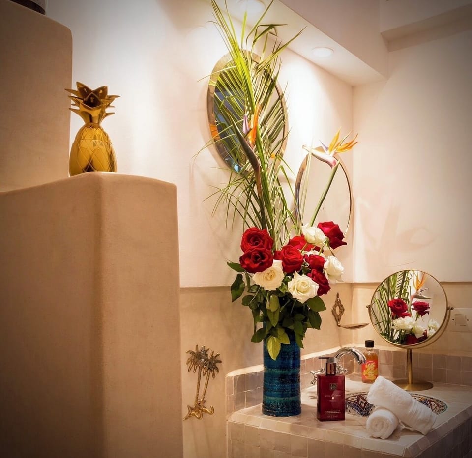 Twin Room (The Green Room) | Bathroom | Shower, free toiletries, hair dryer, towels