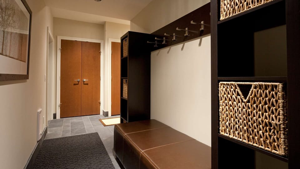 - Entryway with leather bench seating and woven storage baskets  
- Perfect for organizing boots, coats, and ski gear after a day out  
- Functional space combining style and mountain practicality