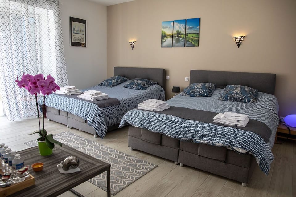 Room (de l'Eau) | Premium bedding, pillowtop beds, individually decorated