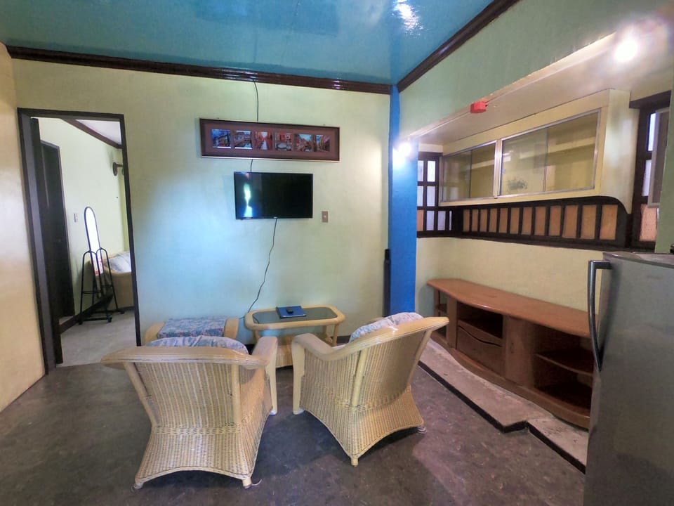 Basic Bungalow | Living area | TV