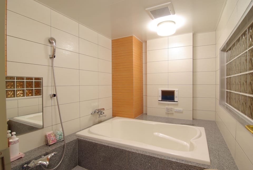 Business Double Room (Run of House) | Bathroom | Combined shower/tub, free toiletries, hair dryer, bathrobes