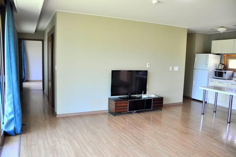 Family House | Living area | 40-inch flat-screen TV with digital channels, TV