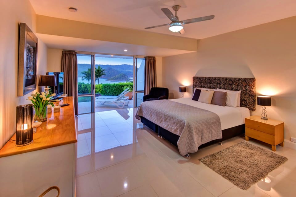 Bella Vista East 3 Luxury Ocean Views Large Flat Grassed Area + Buggy Apartment in Whitsundays