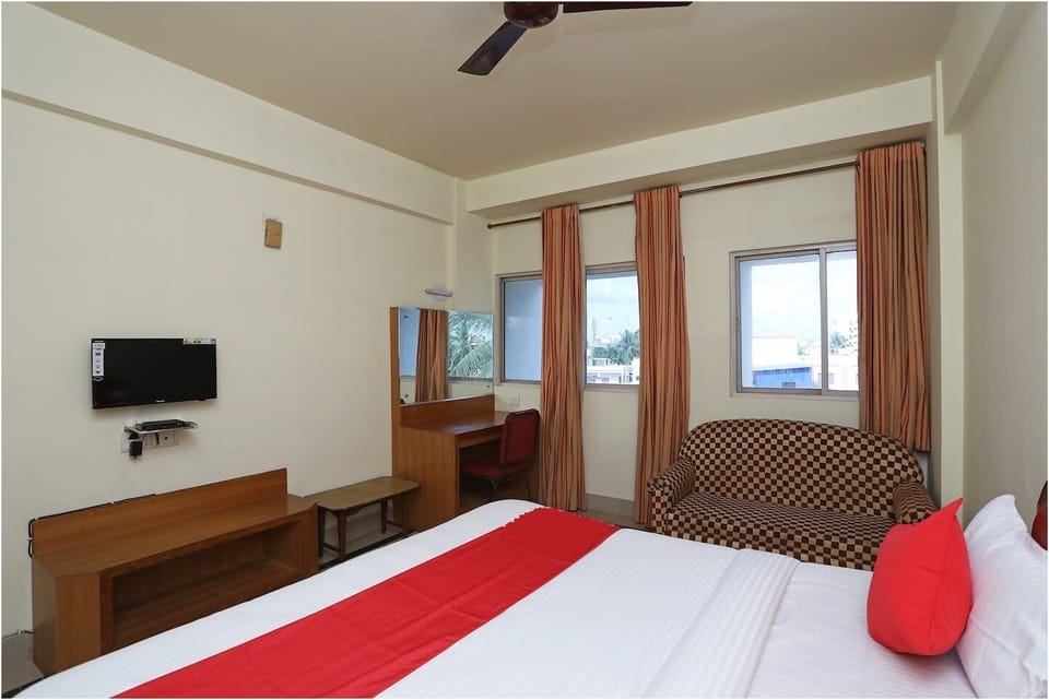 Deluxe Double A/C Room | In-room safe, WiFi (free), bed sheets