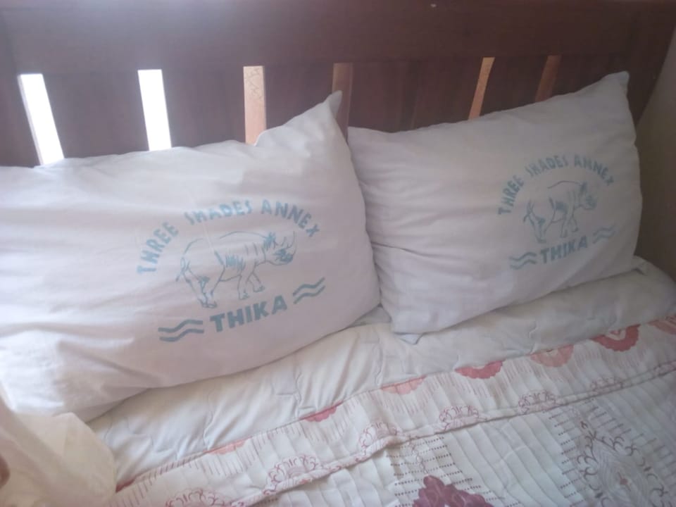 Single Room | Desk, bed sheets