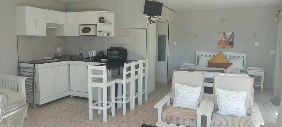 Standard Studio (Self-Catering) | Private kitchen | Electric kettle