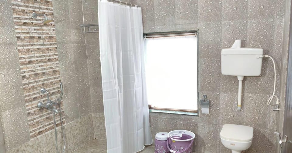 Superior Room | Bathroom | Shower, hair dryer, towels, soap