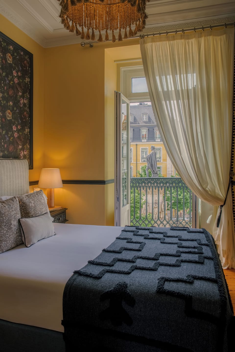 FLORBELA ESPANCA 01 | Blackout drapes, soundproofing, free WiFi, bed sheets