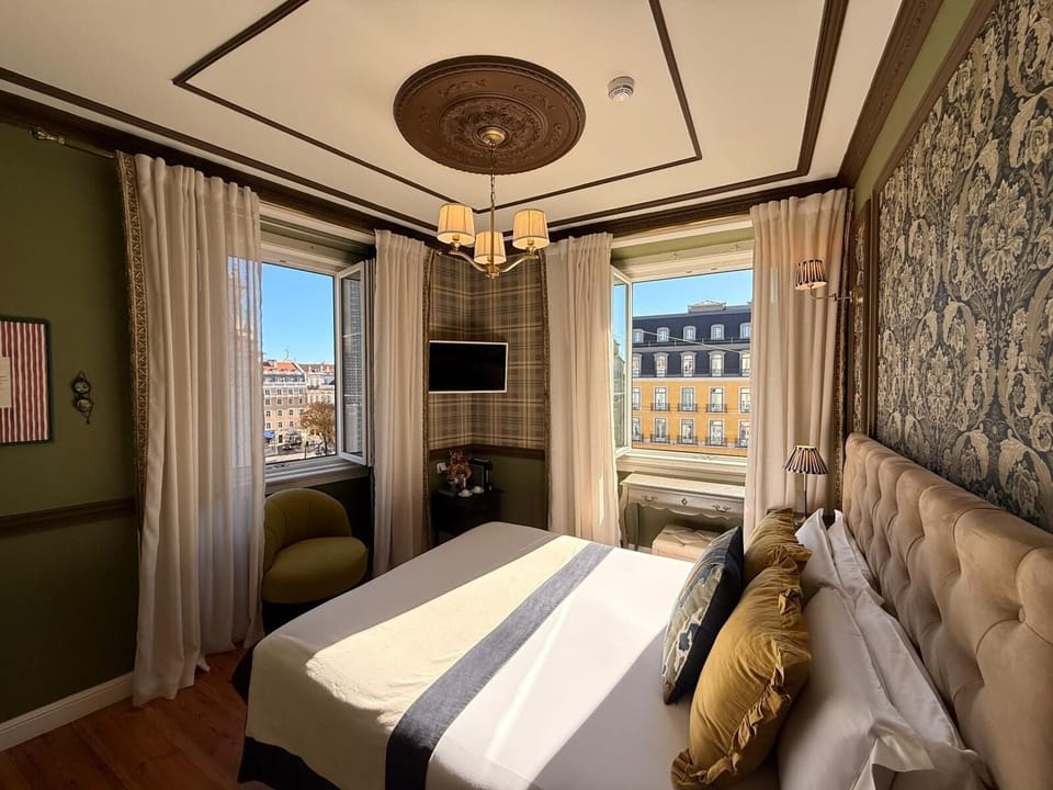 ECA DE QUEIROS 03 | Blackout drapes, soundproofing, free WiFi, bed sheets