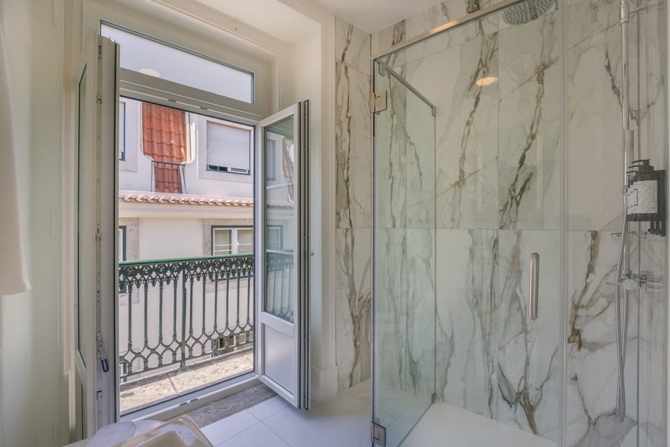 SOPHIA DE MELLO BREYNER 04 | Bathroom | Shower, towels