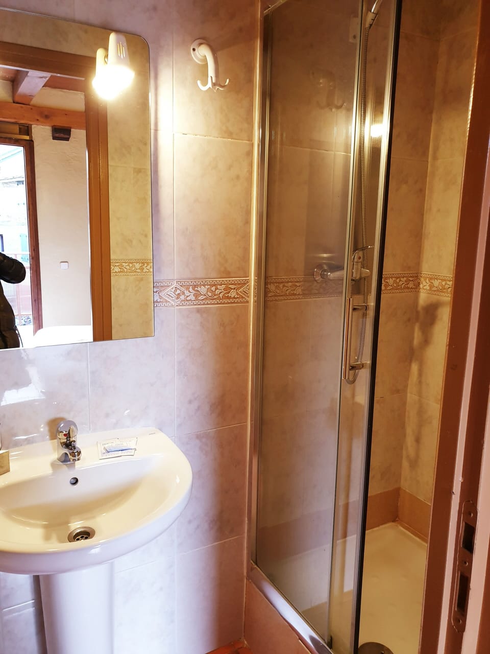 Classic Double Room, 1 Queen Bed (2) | Bathroom | Towels