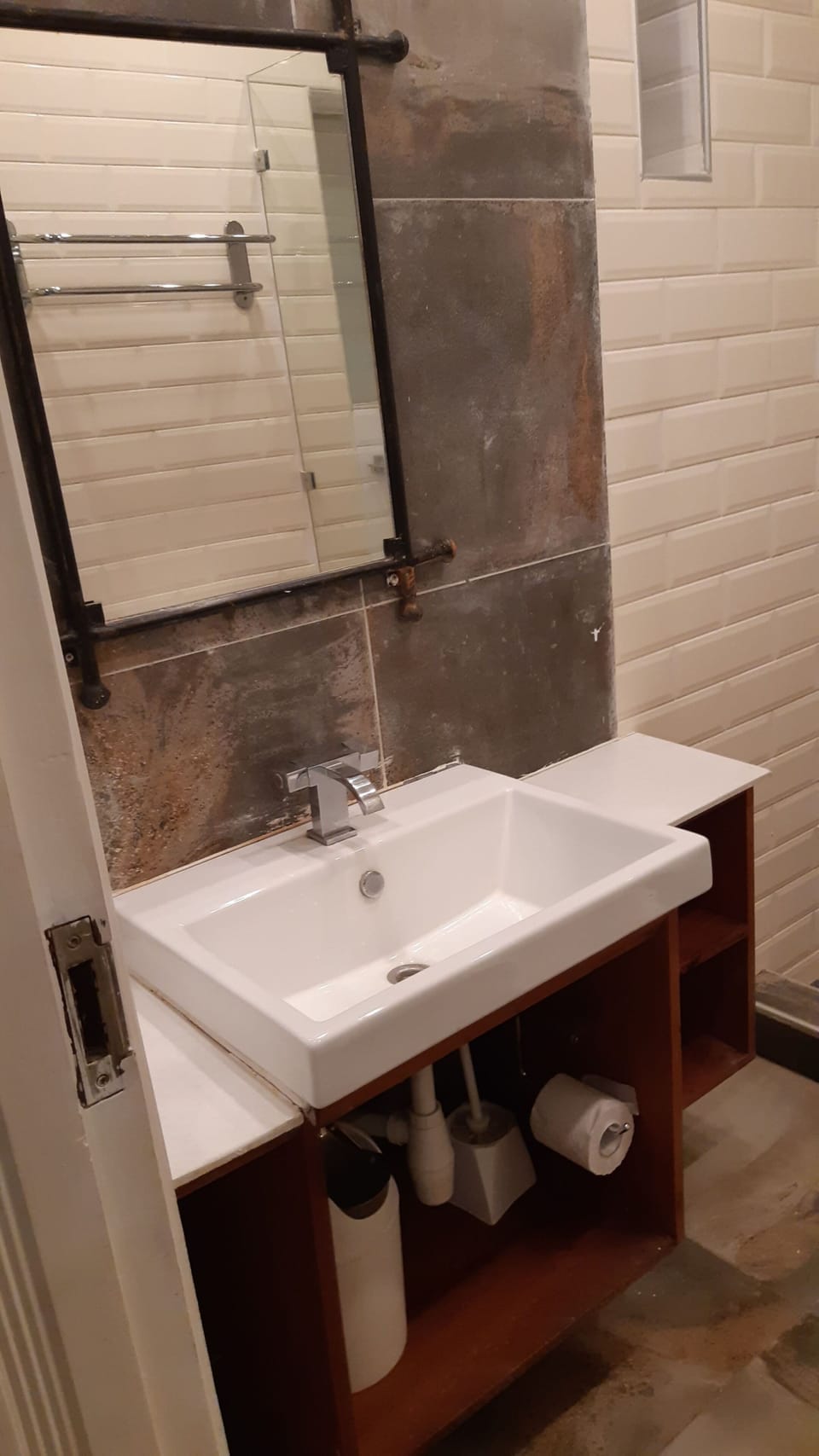 Bathroom sink