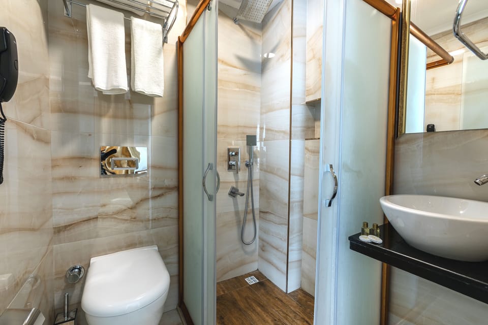Standard Twin Room | Bathroom | Shower, hydromassage showerhead, free toiletries, hair dryer