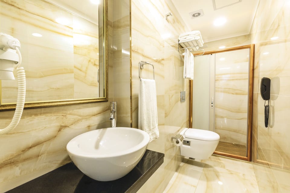 Standard Single Room | Bathroom | Shower, hydromassage showerhead, free toiletries, hair dryer