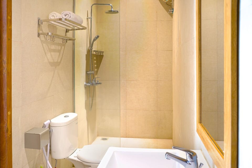 Shower, towels, soap, shampoo