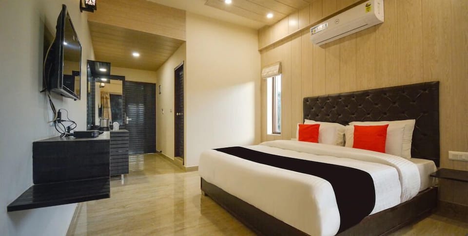 Queen Room with Balcony | Egyptian cotton sheets, premium bedding, down comforters