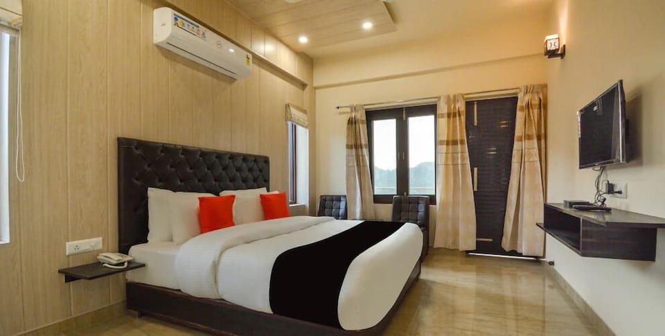 Queen Room with Balcony | Egyptian cotton sheets, premium bedding, down comforters