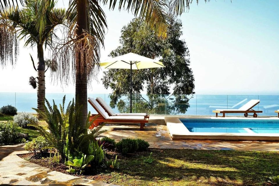 House Perseidas - Swimming pool and deckchairs