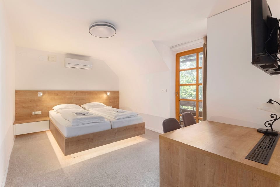 Double Room, Balcony | Premium bedding, memory foam beds, desk, laptop workspace