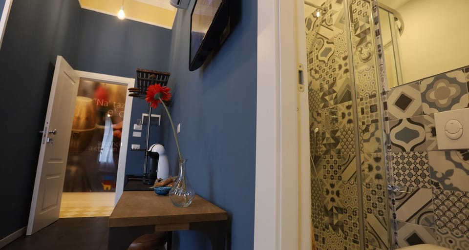 Double Room, Private Bathroom (Arabica) | Bathroom | Shower, hair dryer, bathrobes, slippers