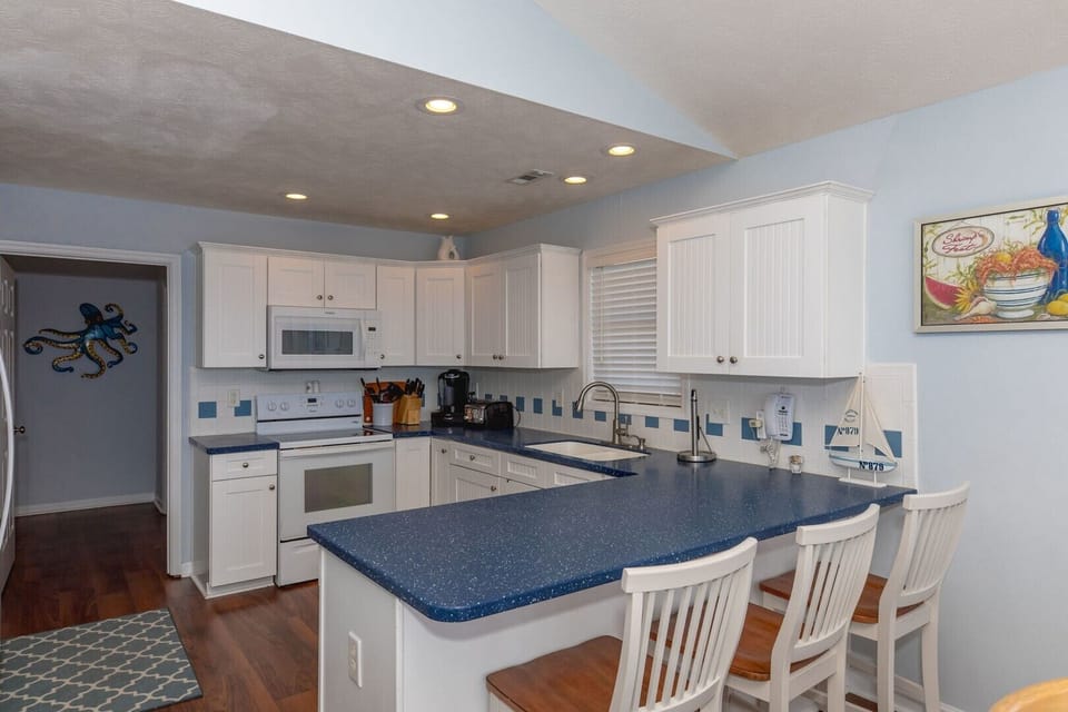 11           Kitchen with Eat-In Bar