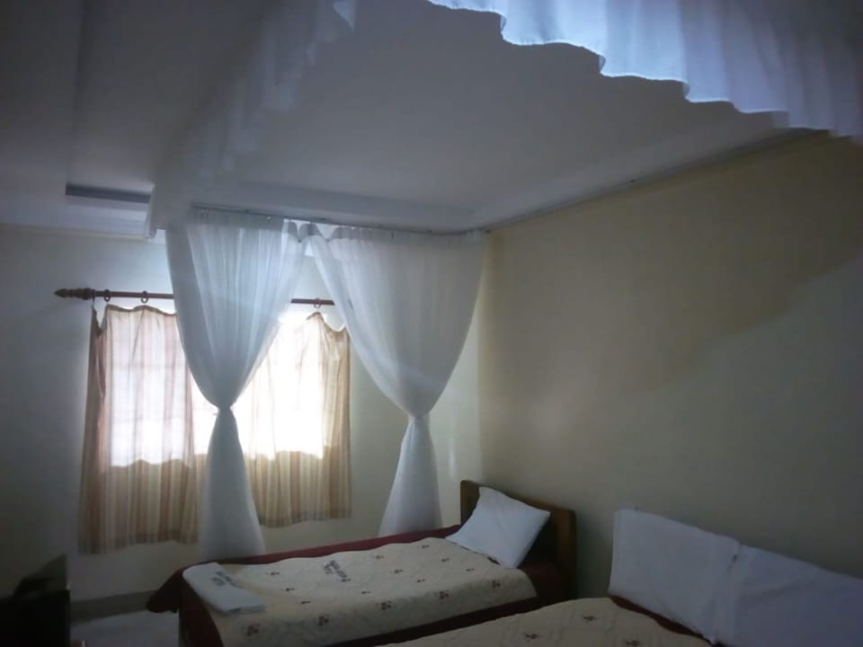 Twin Room | Desk, free WiFi, bed sheets