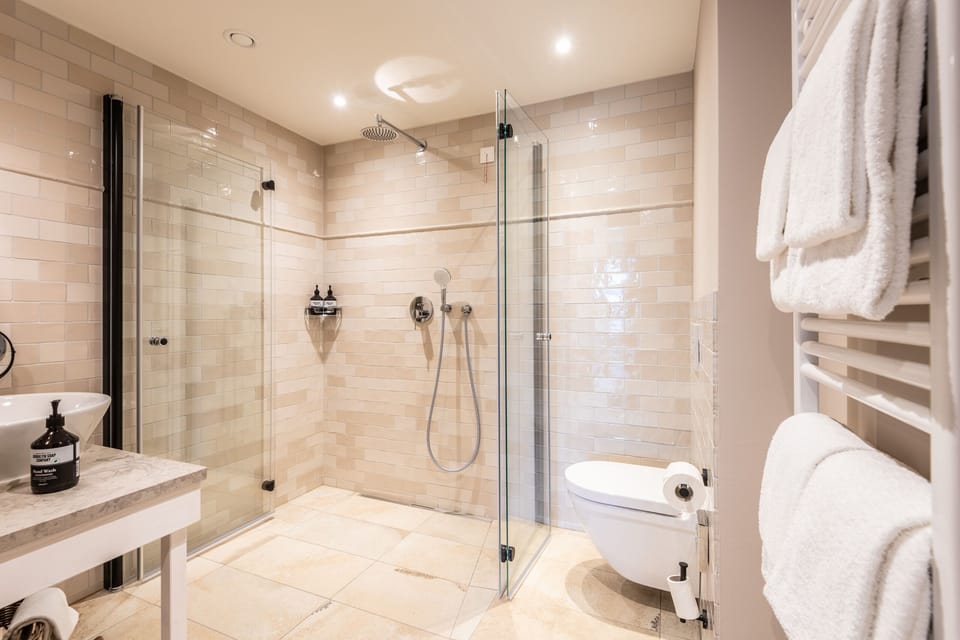 Little Explorer Family Appartement | Bathroom | Shower, free toiletries, hair dryer, bathrobes