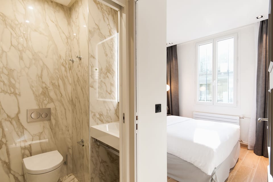 Suite (202) | Bathroom | Shower, free toiletries, hair dryer, towels