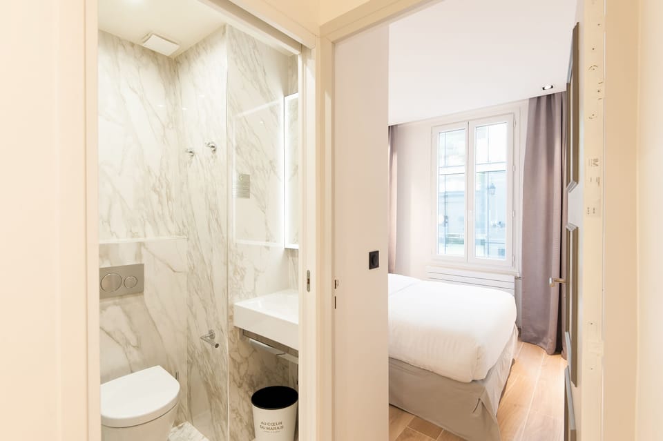 Suite | Bathroom | Shower, free toiletries, hair dryer, towels