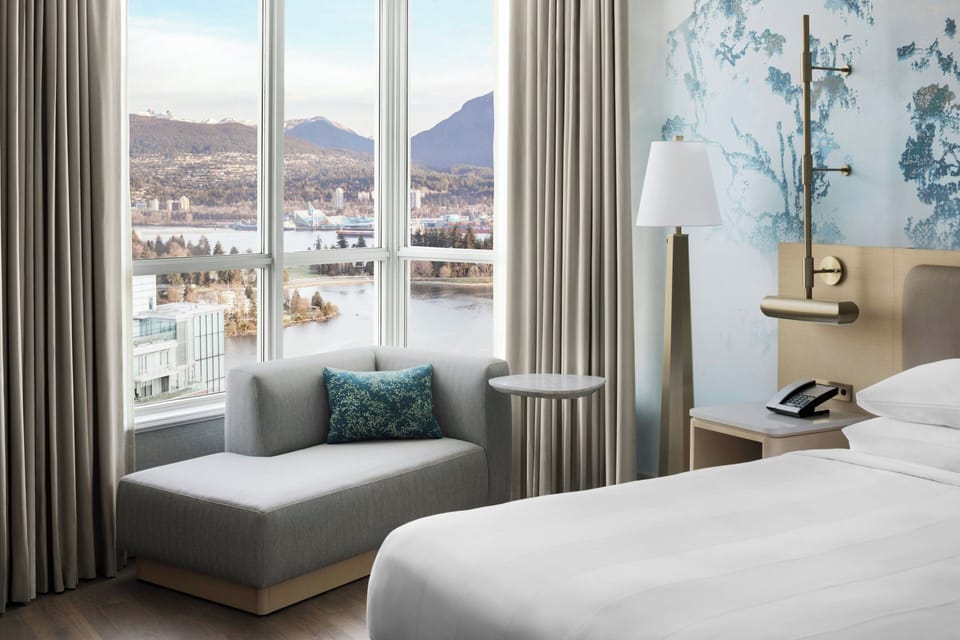 Room, 1 King Bed, Harbor View | Lounge