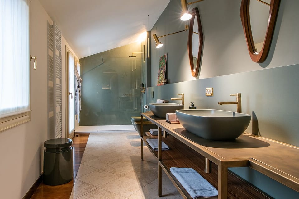 Executive Room | Bathroom | Shower, rainfall showerhead, free toiletries, hair dryer
