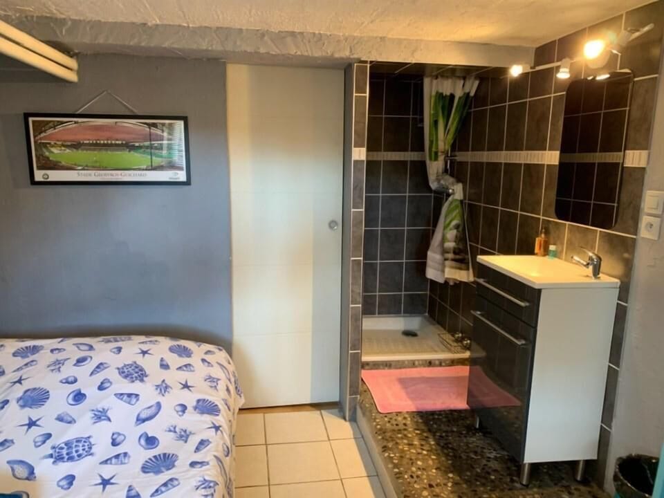 Basic Double Room, Private Bathroom | Bathroom | Shower, hair dryer, towels