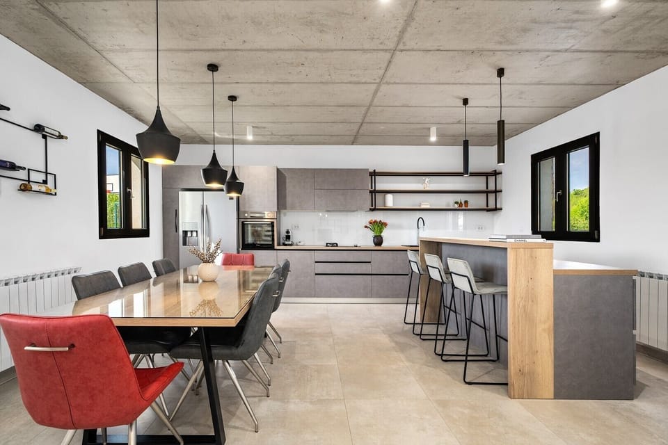spacious fully equipped kitchen with comfiortable dinning area 