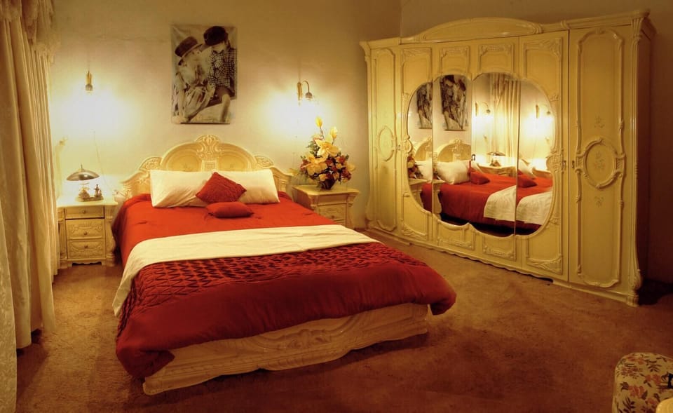 Family Room with Shared Bathroom | Soundproofing, WiFi (free), bed sheets