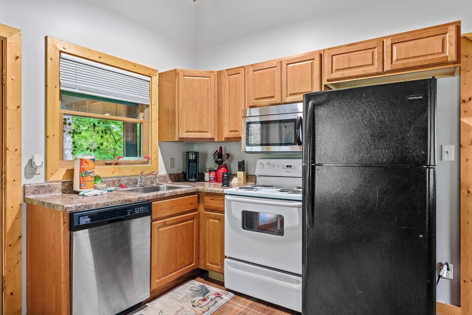 Make a hearty breakfast or quick dinner—this kitchen’s ready for real use.