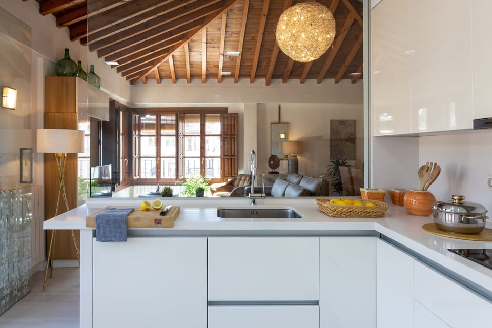 Apartment (3 Bedrooms) | Private kitchen | Full-size fridge, microwave, oven, stovetop