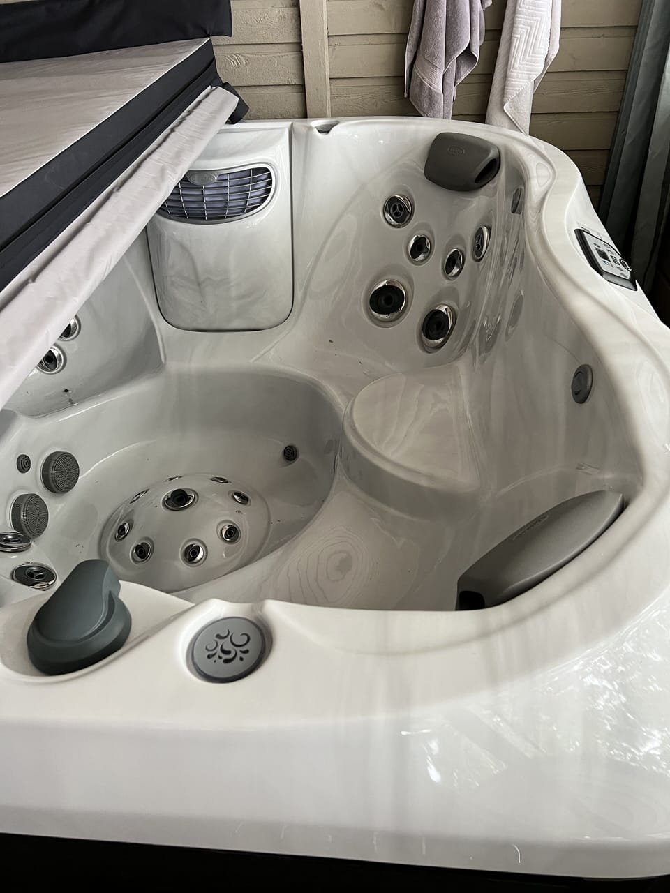 New (Dec. 2022) 6 person Jacuzzi hot tub, just delivered, third level deck