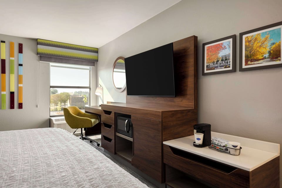 Room, 1 King Bed with Sofa bed, Non Smoking, Refrigerator & Microwave | In-room safe, desk, iron/ironing board, free rollaway beds