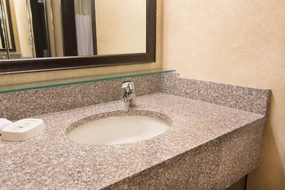 Combined shower/tub, free toiletries, hair dryer, towels