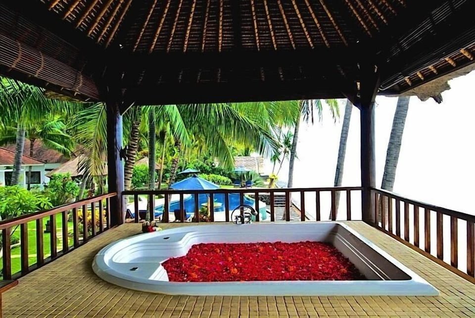 Indoor spa tub