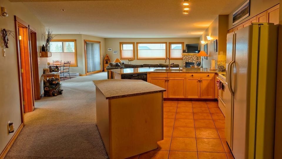Open concept kitchen beautiful quartz countertops, on the island and peninsula 