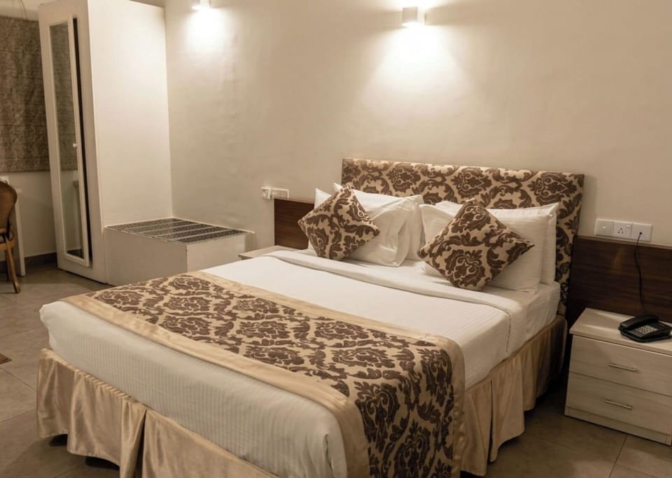 Deluxe Double Room | In-room safe, iron/ironing board (on request), WiFi (free)