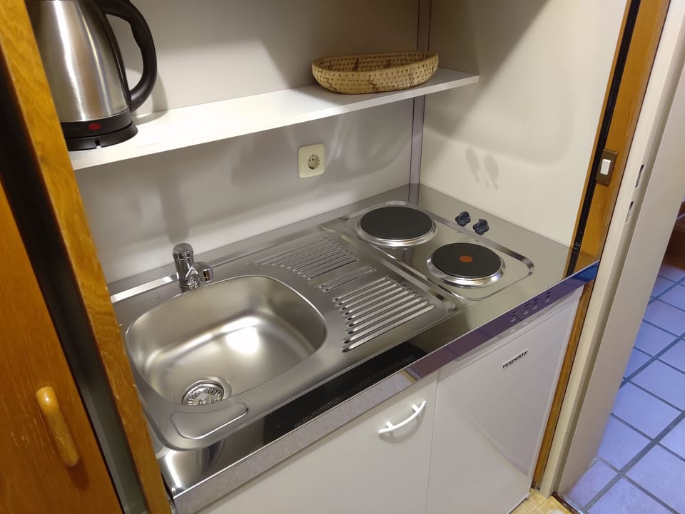 Classic Double Room | Private kitchenette | Fridge, stovetop, coffee/tea maker, electric kettle