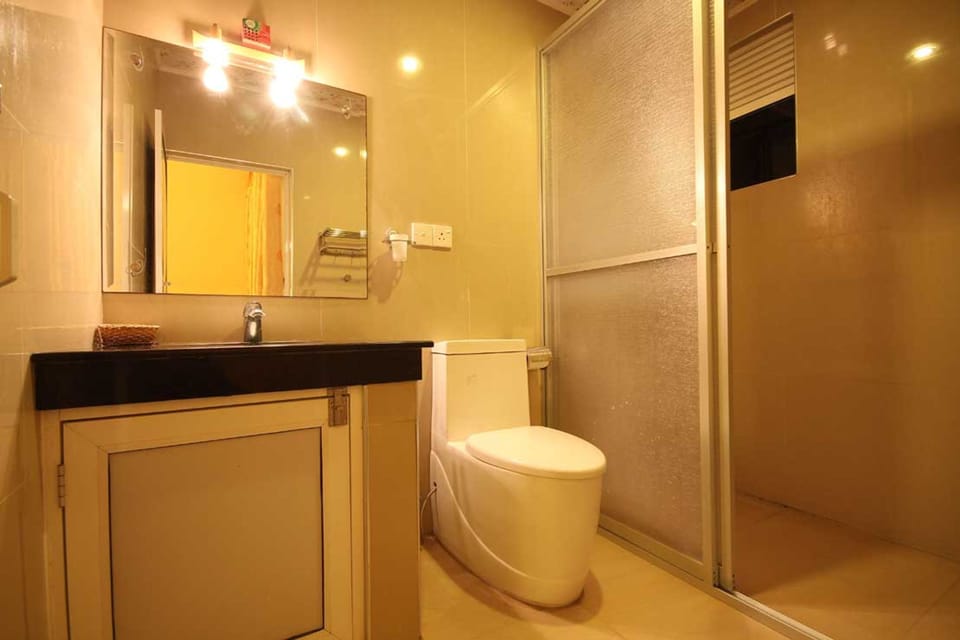 Luxury Double Room | Bathroom | Shower, rainfall showerhead, towels