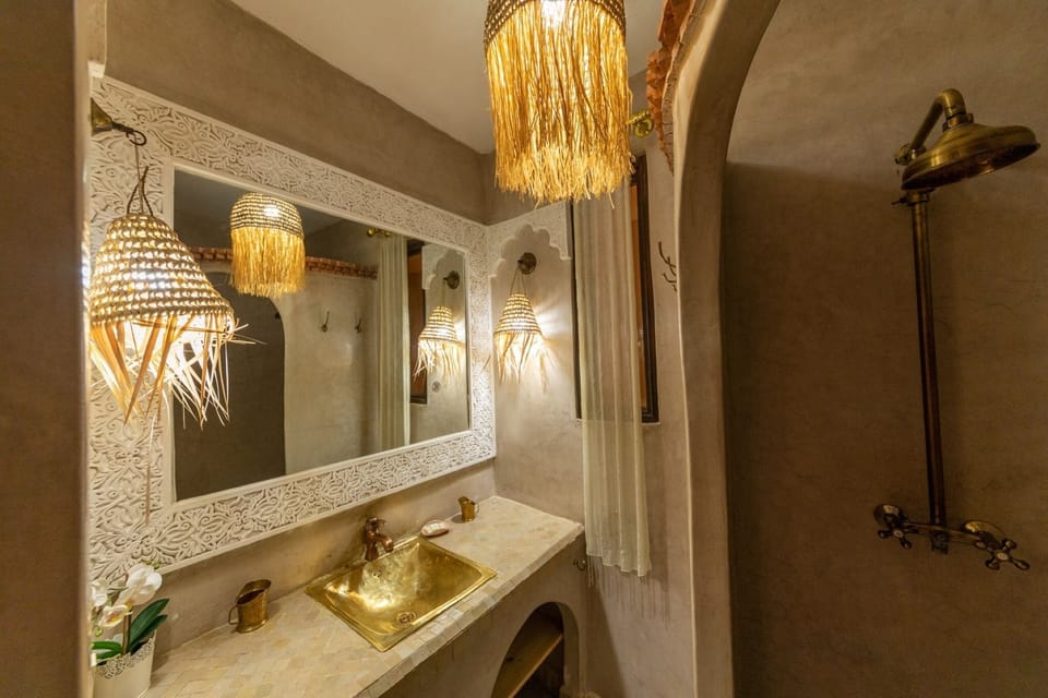 Superior Double Room | Bathroom | Shower, rainfall showerhead, free toiletries, hair dryer